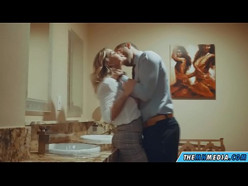 ❤️ Når en barmfagre blondine forfører dig på et offentligt toilet Porno at da.pornohammer.ru